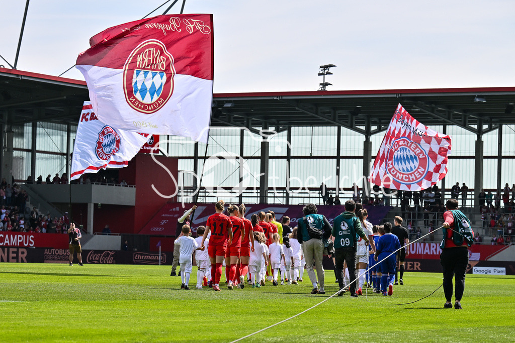 FC Bayern München - SC Freiburg | Der Einlauf der beiden Mannschaften zur Frauen Bundesliga Partie / Frauen Bundesliga: FC Bayern Muenchen - SC Freiburg, FC Bayern Campus am 27.04.2025