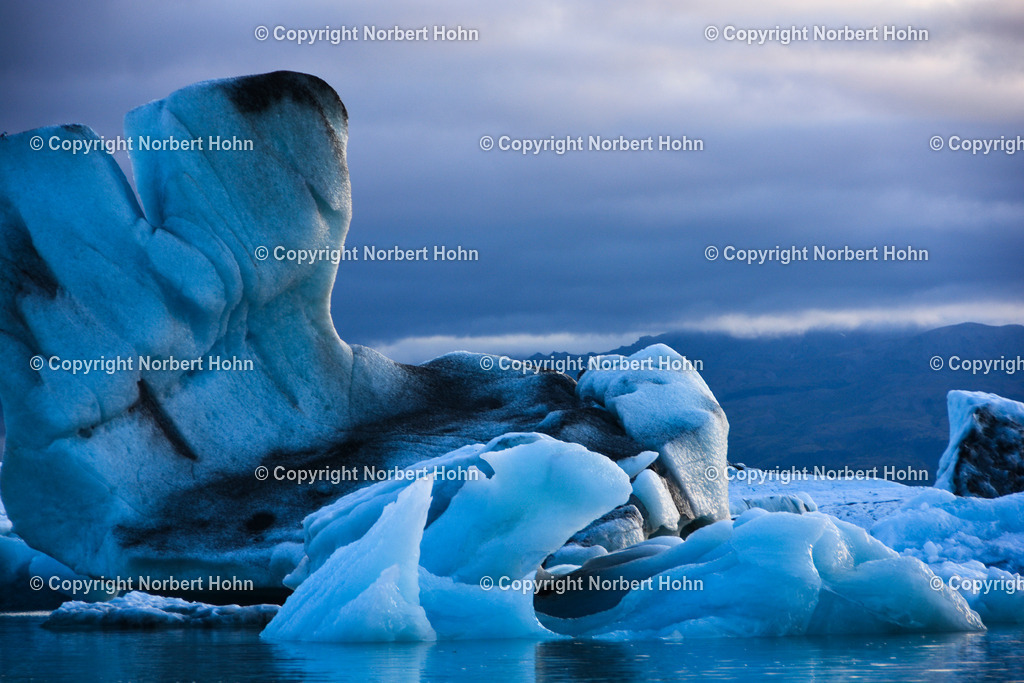 Reisefotografie - Island - Das Land der Vulkane | Gekalbte Gletscher im isländischen Schmelzsee Jökulsarlon. - Realisiert mit Pictrs.com
