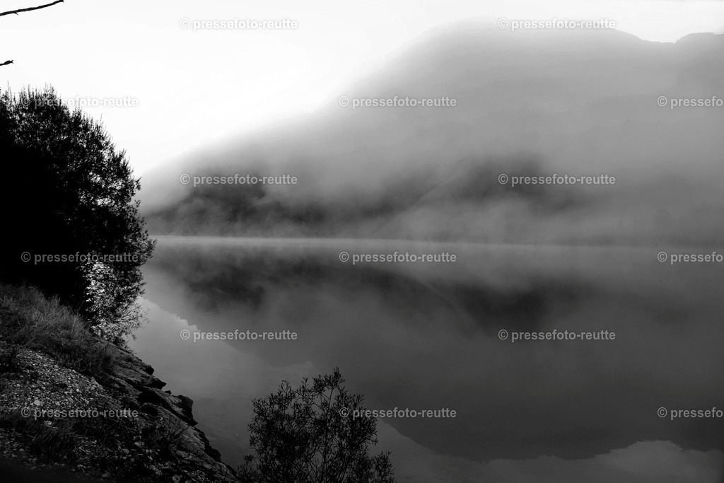 welltvi-Plansee-Impression-Herbst_05102018-_DSC7844-SW | Info aus dem Bezirk Reutte/Ausserfern Tirol sowie eine umfangreiche Bilddatenbank über die gesamte Region: Lechtal, Talkessel Reutte, Tannheimertal, Zwischentoren. Lech, Plansee, Zugspitze, Grenztunnel, B179, Fernpassstraße, Verkehr, Lawinen, Tradition, - Realisiert mit Pictrs.com