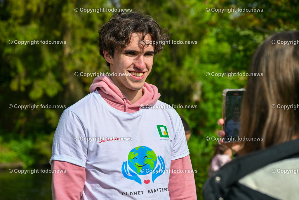 Traun_ VS Dyoniesen Muellsammeln_ 25.04.2024-7 | 24.04.2024, Traun, AUT, VS Dyonisen, im Bild VS Dyoniesen Muellsammeln mit Umweltaktivist Felix Kreiner