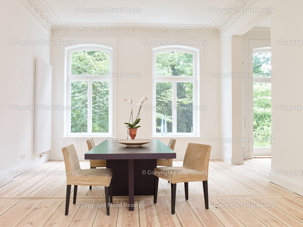 Altbauhaus nach Renovierung | Esszimmer mit Esstisch und Stühlen, puristisch - Realisiert mit Pictrs.com