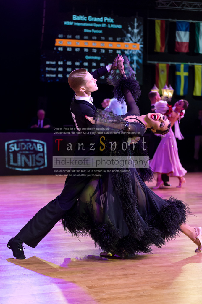20241215_WDSF_Int_Open_Std-Riga-8872 | Tanzsportbilder, Standardtanz, Lateintanz, WDSF, DTV, LTVB, dancecomp, goc, hessen tanzt, blaues band der spree, walzer, tango, wiener walzer, slowfox, quickstepp, samba, rumba, cha-cha-cha, paso doble. jive, hd-kroft photography, turniertanzsport