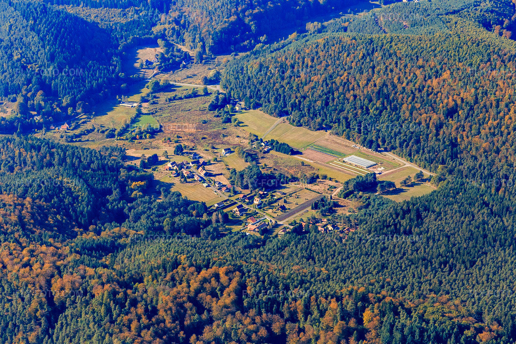 Aerial view: Hardt district from the east in Sturzelbronn in the state Moselle, France. – Photo: IMG_095121.jpg taken on 10/16/2016 by Werner Riehm/FLY-FOTO.com – Resolution of the original: 5472 x 3648 px