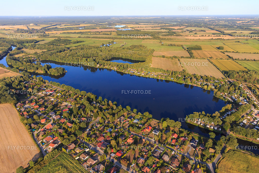 Camping Lanzer See http://www.camping-lanzer-see.de/ | Luftbild: Camping Lanzer See http://www.camping-lanzer-see.de/ in Basedow im Bundesland Schleswig-Holstein in Deutschland. Foto: IMG_110460.jpg vom 21.08.2018 durch Werner Riehm/FLY-FOTO.de - Realisiert mit Pictrs.com