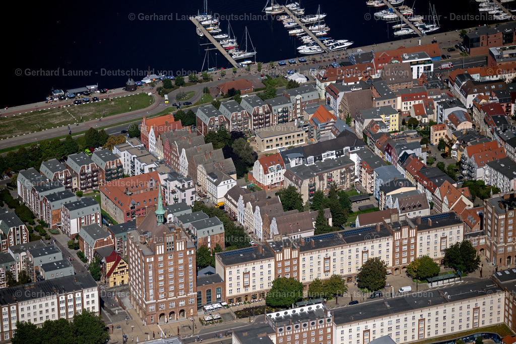 4062035 | ROSTOCK 08.09.2021 Gebäude des Einkaufszentrum Hanse Passage an der Lange Straße in der Altstadt in Rostock im Bundesland Mecklenburg-Vorpommern, Deutschland. // building of the shopping center Hanse Passage in Old town in Rostock in the state Mecklenburg - Western Pomerania, Germany. Foto: Gerhard Launer