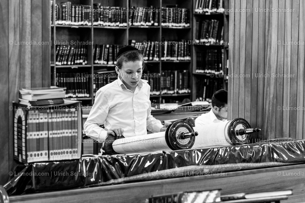 201608_Israel-106 | Safed. Ein Junge prüft jede Woche, ob keiner der Buchstaben der Torarolle – handgeschrieben mit Feder und Tinte – verblasst ist. - Realisiert mit Pictrs.com