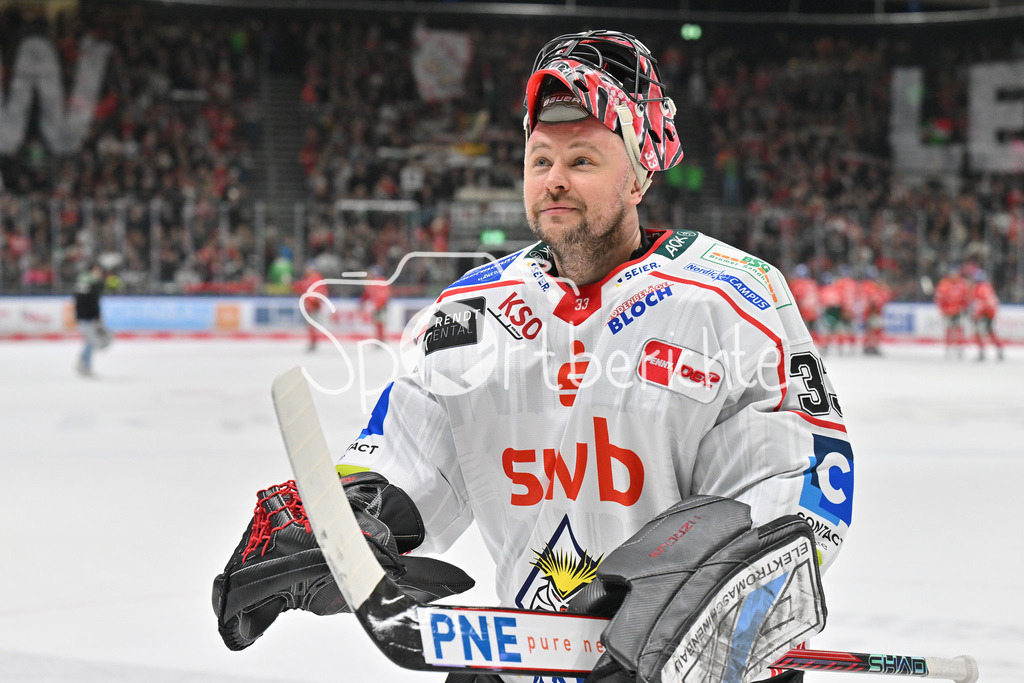 Augsburger Panther - Fischtown Bremerhaven | AUGSBURG, GERMANY - 25. JANUARY: die Spieler der Gäste feiern zusamen mit den Fans den 2-1 Auswärtssieg in Augsburg nach dem Match zwischen den Augsburger Panthern und den Fischtown Pinguins am 43. Spieltag der Penny DEL im Curt Frenzel Stadion / Julius HUDACEK (Fischtown Bremerhaven 33)