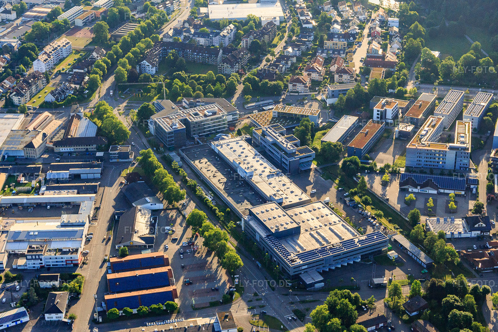 Luftbild: Industriegebiet mit SICK AG in Waldkirch im Bundesland Baden-Württemberg in Deutschland. – Foto: IMG_147584.jpg vom 30.05.2025 durch Werner Riehm/FLY-FOTO.de – Auflösung des Originals: 5084 x 3389 px – SICK | Sensor Intelligence