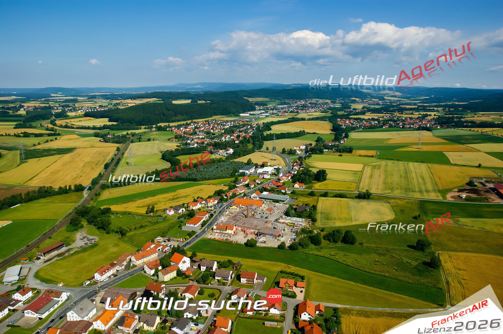 Die Luftaufnahme Gundelsdorf - Kronach wurde vom UL-Flugzeug (keine Drohne) aus fotografiert.Hohe Druck- Auflösung-die Geschenkidee!