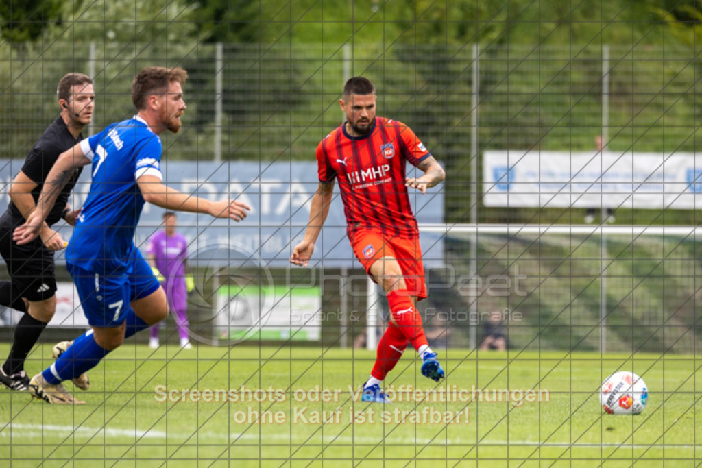 20250706_155805_1134 | #,TSG Salach (blau) vs. 1.FC Heidenheim (rot), Fußball, Freundschaftsspiel - WfV, Saison 2025/2026, Rasensportplatz, Staufenecker Str. 41, 73084 Salach, 06.07.2025 - 15:30 Uhr,Foto: PhotoPeet-Sportfotografie/Peter Harich