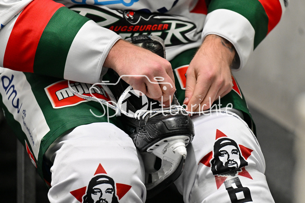 Augsburger Panther - EC VSV | Cody KUNYK (Augsburger Panther #20) bindet seine Schlittschuhe neu / Schlittschuh / Binden / Schnuersenkel / Symbolbild