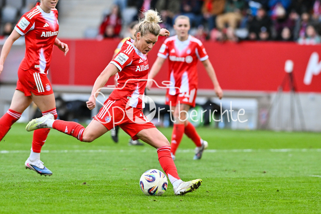 FC Bayern München - VfL Wolfsburg | MUNICH, GERMANY - 22. FEBRUARY: im Bild Linda DALLMANN (FC Bayern Munich 10) bei einem Torschuss / Einzelfoto / Freisteller während dem Spiel zwischen den Frauen des FC Bayern München und den Frauen des VfL Wolfsburg am 19. Spieltag der Google Pixel Frauen-Bundesliga am FC Bayern Campus