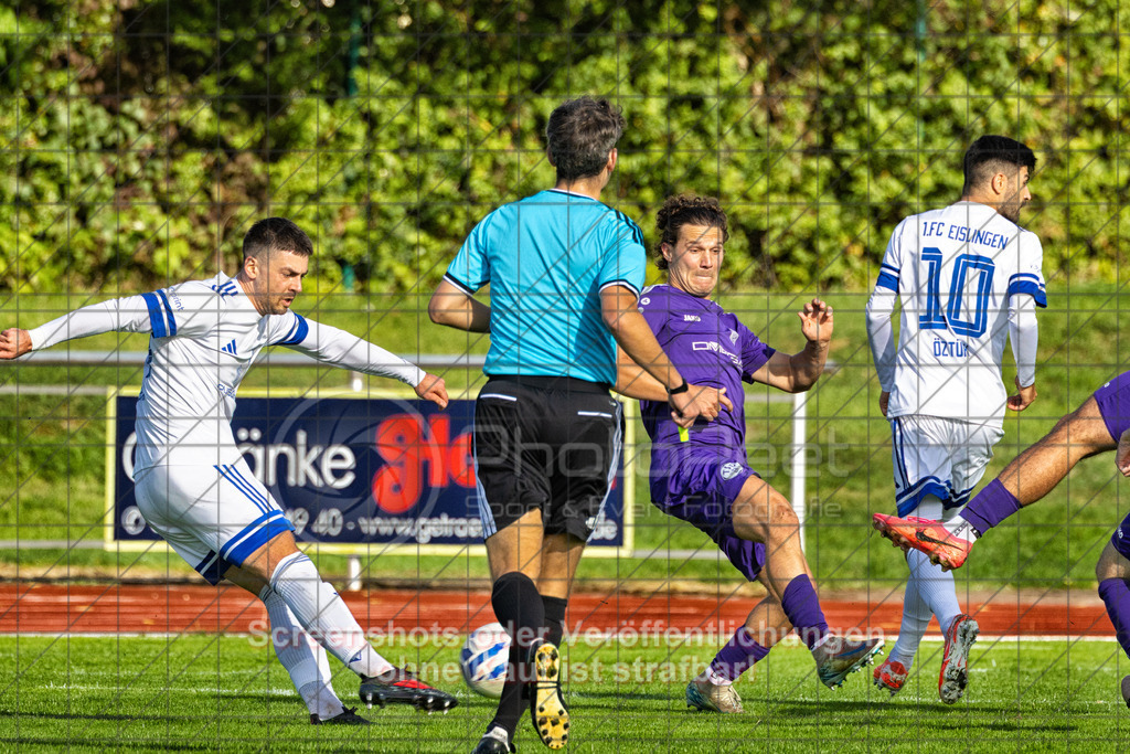 20261010_153941_0602-Bearbeitet_(c)_by_PhotoPeet | #,1.FC Eislingen (weiß) vs. TSV Bernhausen (lila), Fussball, Landesliga 2 - wfv, 11. Spieltag, Saison 2026/2027, Rasenplatz, Eichbachstation, Haldenstraße, 73054 Eislingen, 10.10.2026 - 15:30 Uhr,Foto: PhotoPeet / Sport- &amp; Eventfotografie / Peter Harich