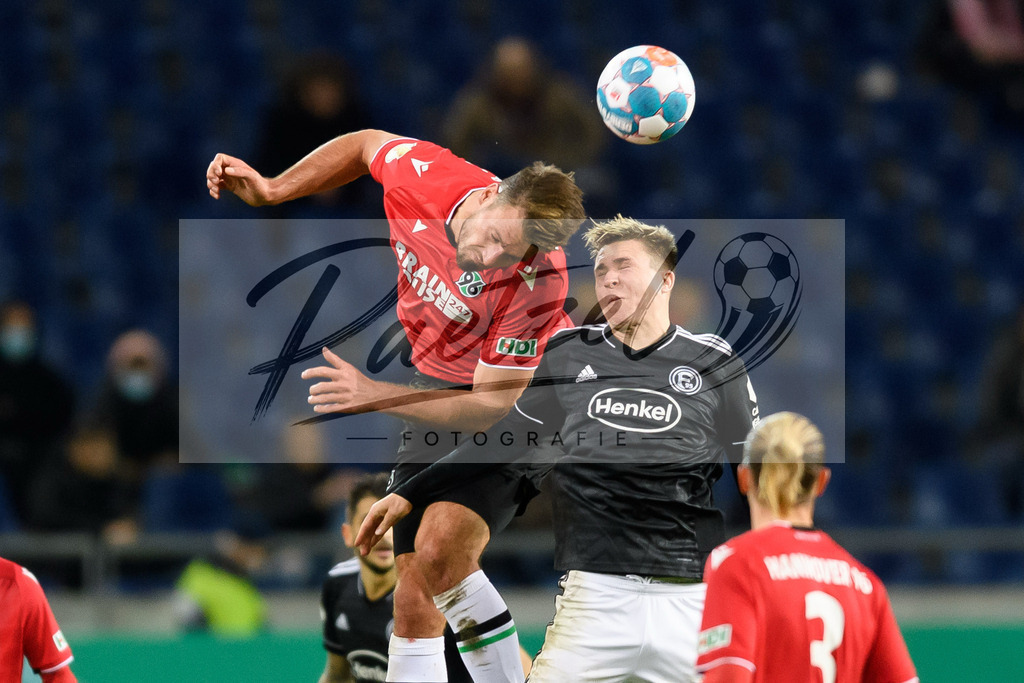 H96DUS20211027_059 | Fussball, Herren: Hendrik Weydandt (Hannover 96) und Felix Klaus (Fortuna Duesseldorf) im Zweikampf bei dem Spiel der 2. Runde im DFB-Pokal zwischen Hannover 96 und Fortuna Duesseldorf in der HDI-Arena am 27.10.2021 in Hannover, Deutschland.DFB / DFL REGULATIONS PROHIBIT ANY USE OF PHOTOGRAPHS AS IMAGE SEQUENCES AND/OR QUASI-VIDEO. - Realisiert mit Pictrs.com