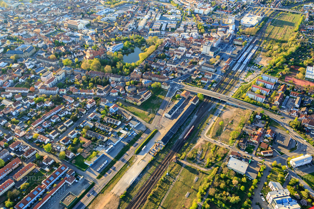 Luftbild: Brück der Rheinstraße über die Bahn am Am Alten Güterbahnhof im Ortsteil Queichheim in Landau im Bundesland Rheinland-Pfalz in Deutschland. Foto: IMG_077442.jpg vom 21.04.2015 durch Werner Riehm/FLY-FOTO.de