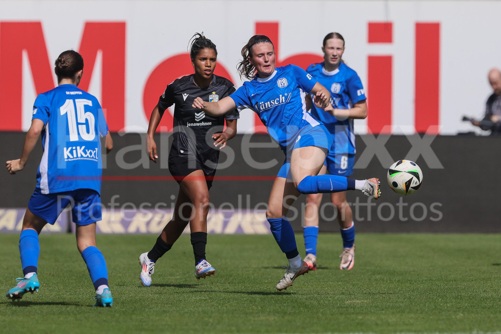 Fussball, DFB-Pokal Frauen, SV Meppen - FC Carl Zeiss Jena | v.li.: Josephine Bonsu (FC Carl Zeiss Jena, 23) und Ayleen Seyen (SV Meppen, 13) im Zweikampf, Duell, Dynamik, Aktion, Action, Spielszene, DIE DFB-RICHTLINIEN UNTERSAGEN JEGLICHE NUTZUNG VON FOTOS ALS SEQUENZBILDER UND/ODER VIDEOÄHNLICHE FOTOSTRECKEN. DFB REGULATIONS PROHIBIT ANY USE OF PHOTOGRAPHS AS IMAGE SEQUENCES AND/OR QUASI-VIDEO.