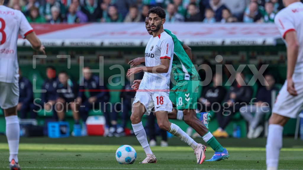 Fussball, Bundesliga, SV Werder Bremen - SC Freiburg | v.li.: Eren Dinkci (SC Freiburg, 18) und Skelly Alvero (SV Werder Bremen, 28) im Zweikampf, Duell, Dynamik, Aktion, Action, Spielszene, DIE DFL-RICHTLINIEN UNTERSAGEN JEGLICHE NUTZUNG VON FOTOS ALS SEQUENZBILDER UND/ODER VIDEOÄHNLICHE FOTOSTRECKEN. DFL REGULATIONS PROHIBIT ANY USE OF PHOTOGRAPHS AS IMAGE SEQUENCES AND/OR QUASI-VIDEO.
