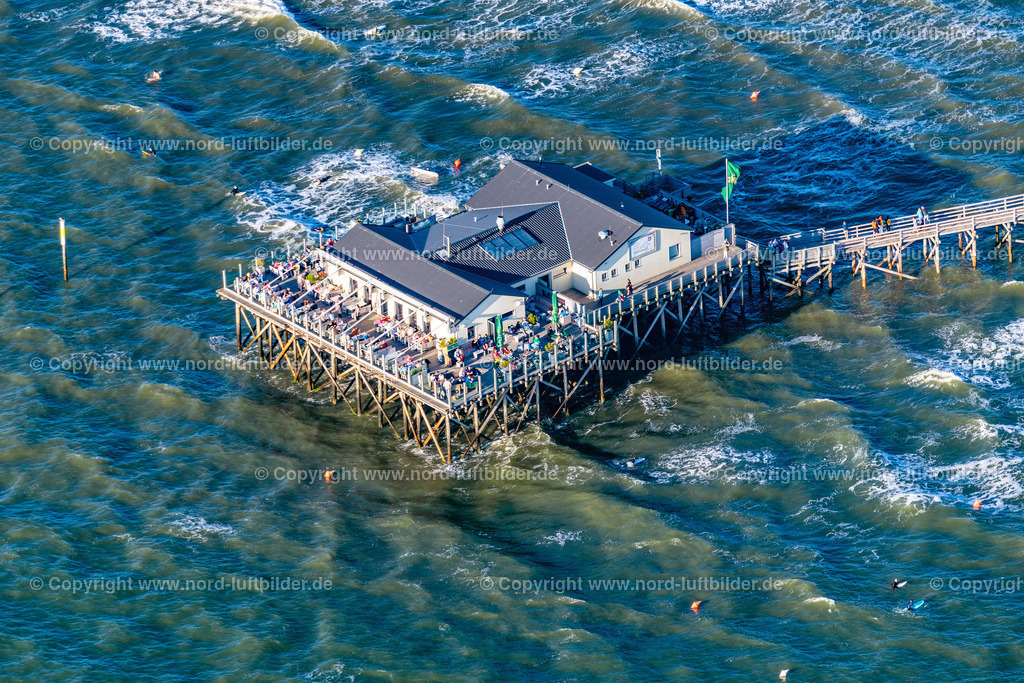 St.Peter-Ording_Strandbar_54__ELS_3722060822 | SANKT PETER-ORDING 06.08.2022 Sandstrand- Landschaft an der Nordseeküste mit der Gaststätte - Restaurant in Sankt Peter-Ording in im Bundesland Schleswig-Holstein. // Sandy beach landscape on the North Sea coast with restaurant in Sankt Peter-Ording in the state of Schleswig-Holstein. Foto: Martin Elsen
