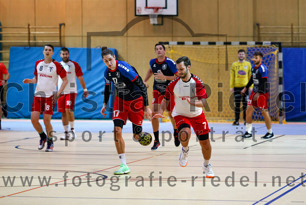 2022-09-24_083_SpVgg_Altenerding_gegen_HSG_Freising-Neufahrn | Erding, Deutschland, 24.09.2022:
Handball, Bezirksoberliga Männer 2022 / 2023, 2. Spieltag, SpVgg Altenerding gegen HSG Freising-Neufahrn, Endergebnis: 18:26

Christian Heldner (HSG Freising-Neufahrn, #17), Simon Dybilasz (SpVgg Altenerding, #7)

Foto: Christian Riedel / fotografie-riedel.net