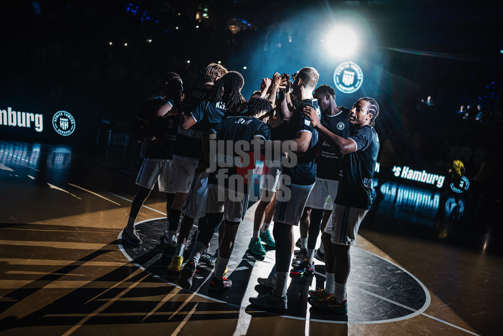 Basketball | Männer | Saison 2024/2025 | easyCredit Basketball Bundesliga | 12. Spieltag | Veolia Towers Hamburg vs. MHP Riesen Ludwigsburg | 21.12.2024 | Teamkreis der Towers beim Einlauf