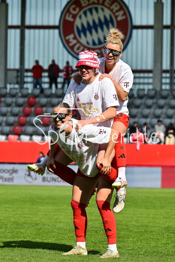 FC Bayern München - SC Freiburg | die Spielerinnen des FC Bayern feiern die Meisterschaft nach dem Heimsieg gegen den SC Freiburg / Frauen Bundesliga: FC Bayern Muenchen - SC Freiburg, FC Bayern Campus am 27.04.2025 / Klara BUEHL (FCB #17), Sydney LOHMANN (FCB #12) und Linda DALLMANN (FCB #10)
