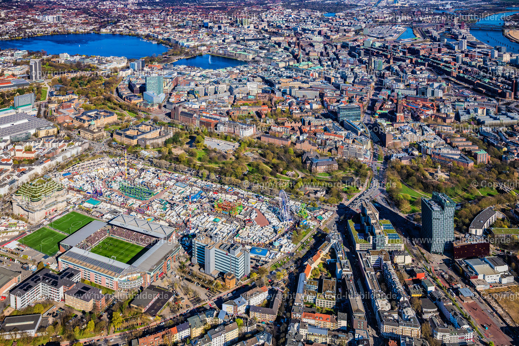 Hamburg_St_Pauli_Dom_Wallanlagen_ELS_4336060425 | HAMBURG 06.04.2025 Sportstätten-Gelände der Arena des Stadion " Millerntor-Stadion " am Harald-Stender-Platz im Ortsteil Sankt Pauli in Hamburg, Deutschland. Weiterführende Informationen bei: Fußball-Club St. Pauli v. 1910 e.V.,  Professor Pfeifer und Partner Ingenieurbüro für Tragwerksplanung GmbH,  SHA Scheffler Helbich Architekten GmbH. // Sports facility grounds of the arena of the stadium "Millerntor- Stadion" in am Heiligengeistfeld in the St. Pauli district in Hamburg, Germany. Further information at: Fussball-Club St. Pauli v. 1910 e.V.,  Professor Pfeifer und Partner Ingenieurbuero fuer Tragwerksplanung GmbH,  SHA Scheffler Helbich Architekten GmbH. Foto: Martin Elsen
