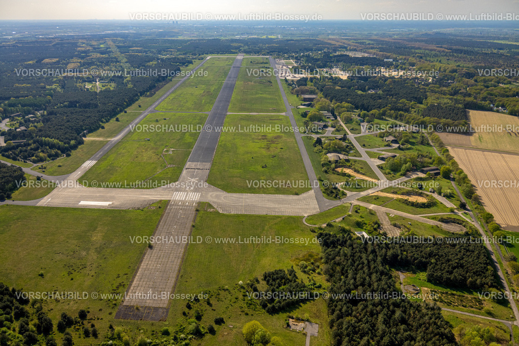Niederkruechten240403270ehemaligerRAF-FlughafenBrueggen | Luftbild, ehemaliger Militärflughafen in Niederkrüchten-Elmpt,
Flugplatz an der deutsch-niederländischen Grenze, Elmpter Wald Waldgebiet, Kauf von Verdion Projektentwickler und Logistikspezialist, Elmpt, Niederkrüchten, Rheinland, Nordrhein-Westfalen, Deutschland