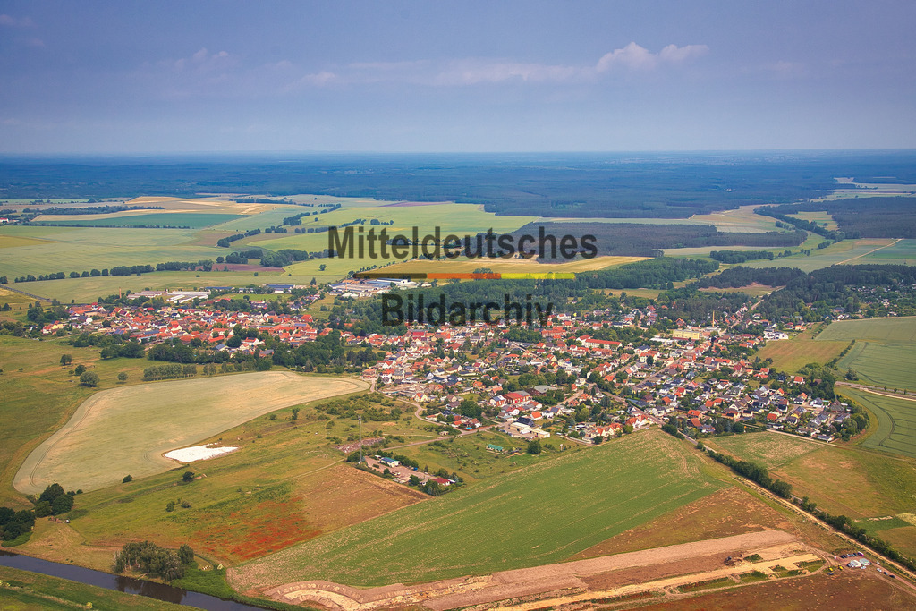 Samswegen_3651 | Diese Luftaufnahme zeigt einen Ort im Landkreis Börde aus der Vogelperspektive. Das Bild entstand aus einem Tragschrauber und vermittelt einen eindrucksvollen Überblick über die Siedlungsstruktur, die umgebende Landschaft und die charakteristischen Merkmale des Ortes. Die Aufnahme dokumentiert Architektur, Straßenverläufe und Grünflächen aus einer außergewöhnlichen Perspektive und ist Teil des Mitteldeutschen Bildarchivs von Luftbildfotograf Steffen Lehmann.
 - Realisiert mit Pictrs.com