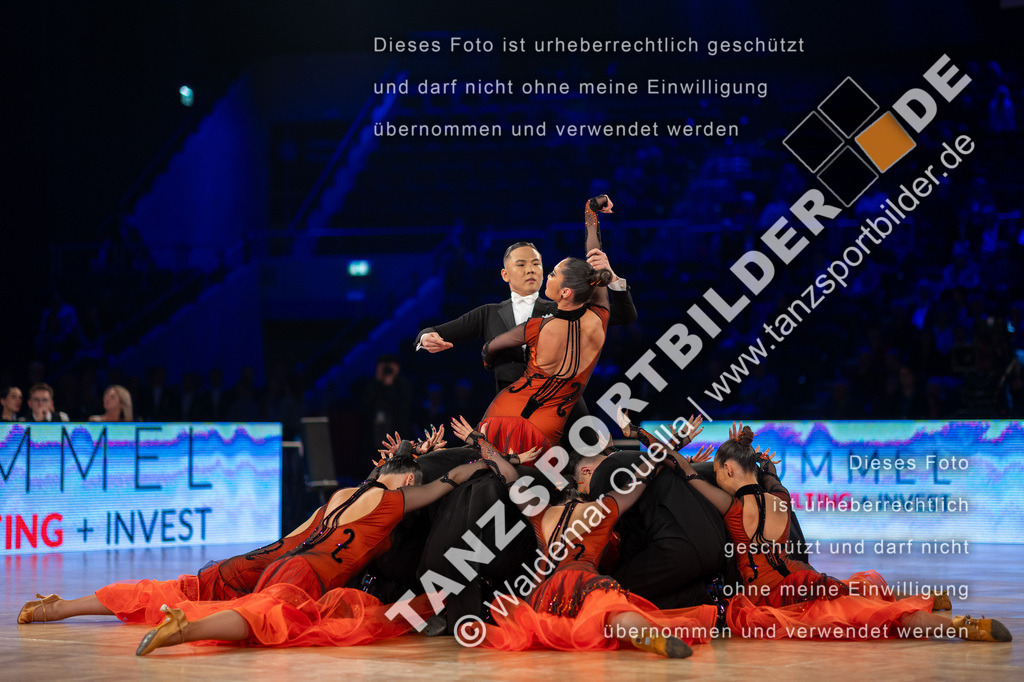 20251206-05328 | Hier finden Sie Tanz Bilder vom Latein und Standard Formationen tanzen. Sportbilder vom Tanzsport. Schöne Fotos und von Weltmeisterschaft, Europameisterschaft, Bundesliga, Regionalliga, Oberliga und Landesliga sowie von GOC Stuttgart, DanceComp, WM Bremen
