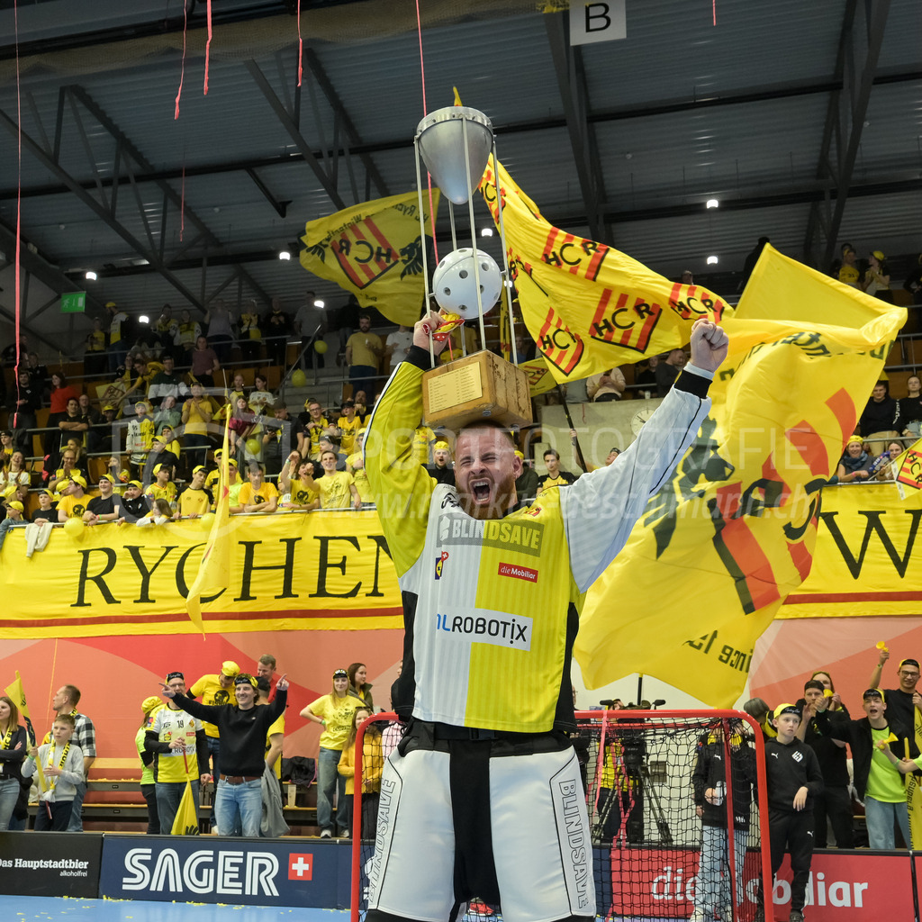 Zug United vs HC Rychenberg - 22. February 2025 | Zug United vs HC RychenbergSporthalle Wankdorf, BernNicolas Schüpbach (#54 HC Rychenberg Winterthur) posiert mit Pokal.Bild: Sportfotografie Markus Aeschimann | www.markus-aeschimann.ch - Realisiert mit Pictrs.com
