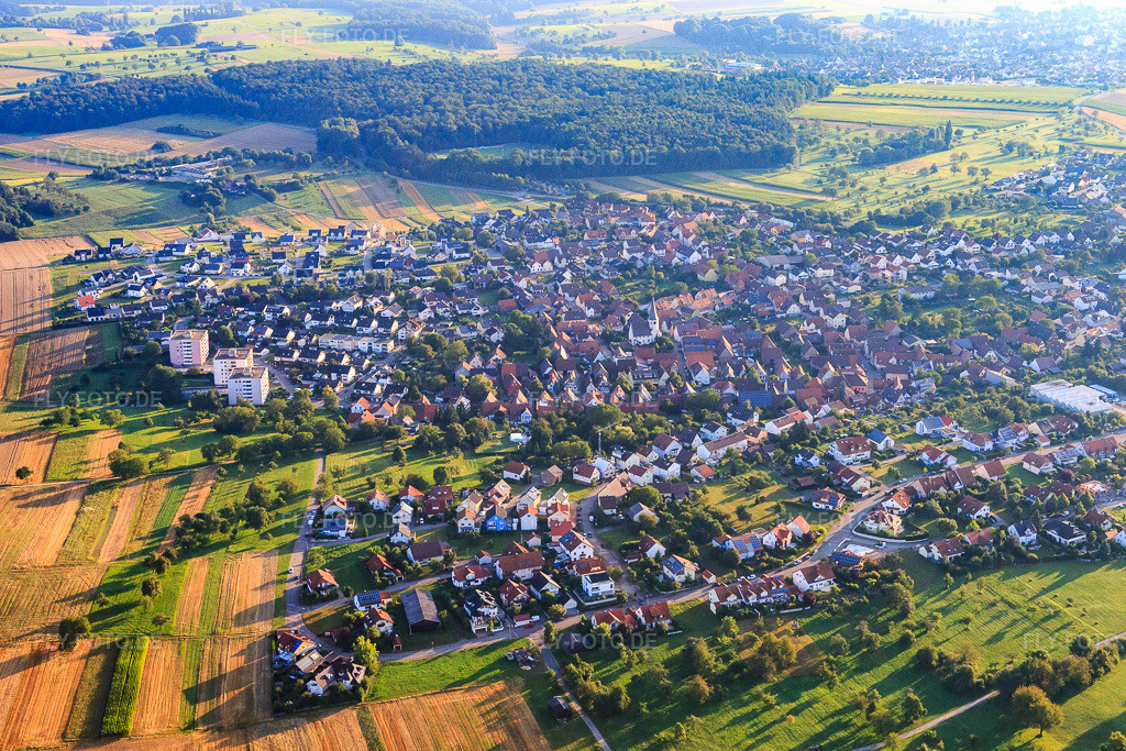 Luftbild: Ortsansicht von Südwesten im Ortsteil Göbrichen in Neulingen im Bundesland Baden-Württemberg in Deutschland. Foto: IMG_092279.jpg vom 01.08.2016 durch Werner Riehm/FLY-FOTO.de