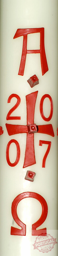 Paschal candle showing the year 2007 with alpha and omega symbols | White Paschal candle with red inscription of the year 2007, alpha, omega, and cross symbols - Realisiert mit Pictrs.com