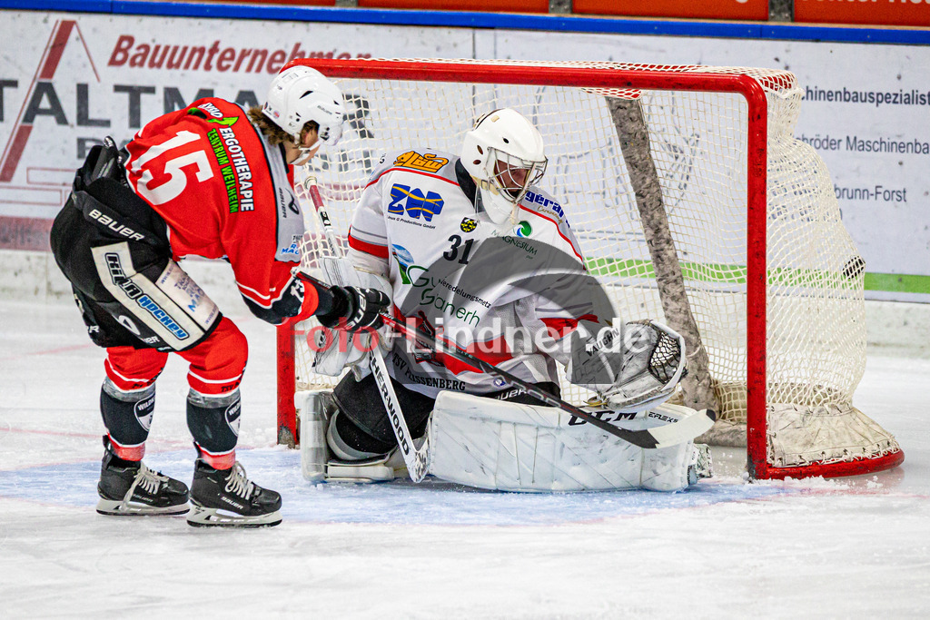 TSV Peißenberg Miners vs Legenden 20 TSV Peißenberg | TSV Peißenberg Legenden 20 Jahre Bayernliga, TSV Peißenberg Miners vs Legenden 20 TSV Peißenberg,Tor Ryan MURPHY (Miners 15). Duell Ryan MURPHY (Miners 15) gegen zweiter Vorstand Michael Resch (Legenden 31),2024-09-13 in Peißenberg (Eisstadion)Ryan MURPHY (Miners 15), Michael Resch (Legenden 31)Copyright: WolfgangxLindner 