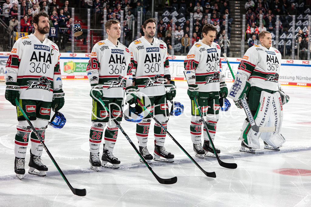 Nuernberg ICE Tigers - Augsburger Panther | v. l. Henry HAASE (AEV #4), Samuel SORAMIES (AEV #26), Blaz GREGORC (AEV #15), Sebastian WAENNSTROEM (AEV #40) und Markus Keller (AEV #35)