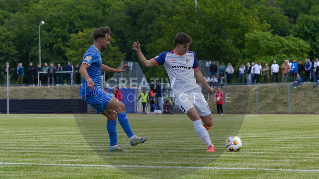 Fußball, Herren, Saison 2024/2025, Finaltag der Amateure 2025, Landespokal Brandenburg, Finale, VfB 1921 Krieschow vs. RSV Eintracht 1949, Samstag 24.05.2025, Volksparkstadion Neuruppin, | Fußball, Herren, Saison 2024/2025, Finaltag der Amateure 2025, Landespokal Brandenburg, Finale, VfB 1921 Krieschow vs. RSV Eintracht 1949, Samstag 24.05.2025, Volksparkstadion Neuruppin, Im Bild: Tim Göth (l. RSV) und Jannis Fuchs (r. RSV) - Realisiert mit Pictrs.com