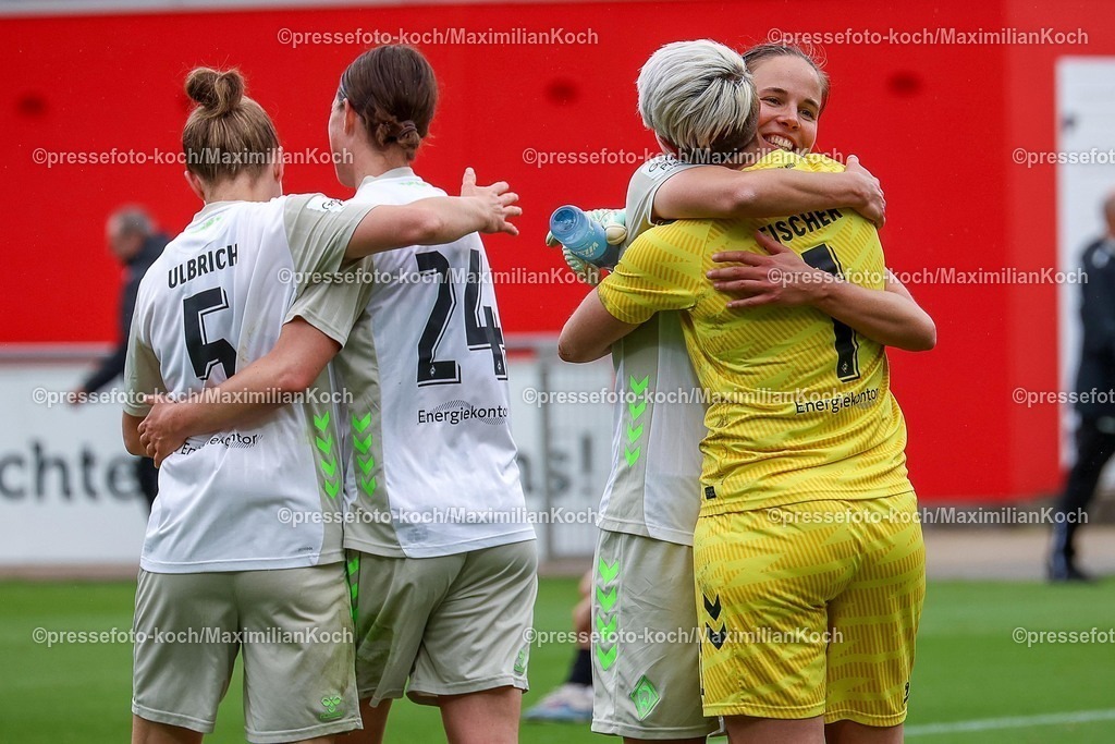 xsscx17052601043 | 17.05.2026, xsscx, Frauen Fussball, Bayer 04 Leverkusen - Werder Bremen, 1. Fussball Bundesliga, 26. Spieltag, Ulrich-Haberland-Stadion, Saison 2025 2026: Die Mannschaft von Werder Bremen feiert ihren Sieg zum 1:3 mit Michelle Ulbrich (Werder Bremen #5), Lara Schmidt (Werder Bremen #24), Hanna Nemeth (Werder Bremen #23), Vanessa Fischer (Werder Bremen #1) DFB regulations prohibit any use of photographs as image sequences and or quasi-video. Photo: xSandraxScherningxPressefotoKochx
