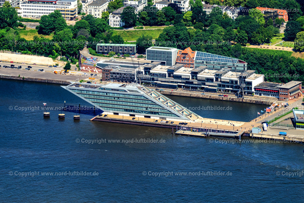Hamburg_Dockland_ELS_7303200625 | HAMBURG 20.06.2025 Bürogebäude des Verwaltungs- und Geschäftshauses Dockland mit Aussichtspunkt und mit Fährschiff in Hamburg, Deutschland. // Office building Dockland in Hamburg, Germany. Foto: Martin Elsen