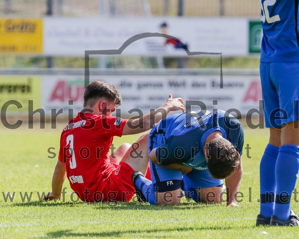 2023-07-08_136_FC_Langengeisling_gegen_TSV_Buchbach | Erding, Deutschland, 08.07.2023:
Fußball, Bezirksliga Oberbayern Ost 2023 / 2024, Testspiel, FC Langengeisling gegen TSV Buchbach, Endergebnis: 0:6

Simon Kampmann (TSV Buchbach, #3), Florian Rupprecht (FC Langengeisling, #11)

Foto: Christian Riedel / fotografie-riedel.net