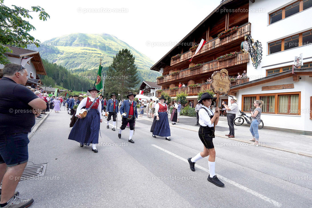 e35-news-2023-Juli23-Regimentsschuetzenfest-UMZUG_DORF-ww-DSC02324 | Info aus dem Bezirk Reutte/Ausserfern Tirol sowie eine umfangreiche Bilddatenbank über die gesamte Region: Lechtal, Talkessel Reutte, Tannheimertal, Zwischentoren. Lech, Plansee, Zugspitze, Grenztunnel, B179, Fernpassstraße, Verkehr, Lawinen, Tradition, - Realisiert mit Pictrs.com