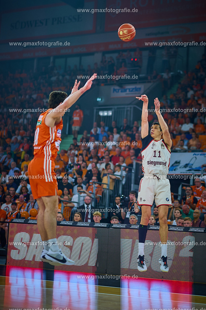 GER, ratiopharm ulm gegen FC Bayern, Basketball, 2. PlayOff, Finale, EasyCredit Bundesliga, Spielzeit 2024/2025, 18.06.2025 | Dreier Wurf von Vlqadimir Lucic (FC Bayern, #11) gegen Justinian Jessup (ratiopharm ulm, #10)GER, ratiopharm ulm gegen FC Bayern, Basketball, 2. PlayOff, Finale, EasyCredit Bundesliga, Spielzeit 2024/2025, 18.06.2025Foto: Eibner-Pressefoto/Gerald Oelze-de Stoppany