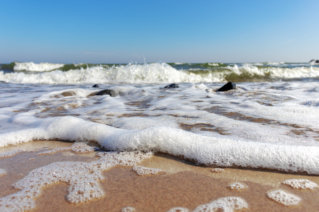 Wandbild: Wellenzauber – Bewegung und Dynamik | Die beruhigende Kraft des Wassers in Nahaufnahme – dieses Wandbild zeigt die natürliche Dynamik der Gischt am Ostseestrand in Schönhagen. Die Bewegung der Wellen und die sprühende Gischt erzeugen eine lebendige, aber dennoch entspannende Bildwirkung.  - Realisiert mit Pictrs.com