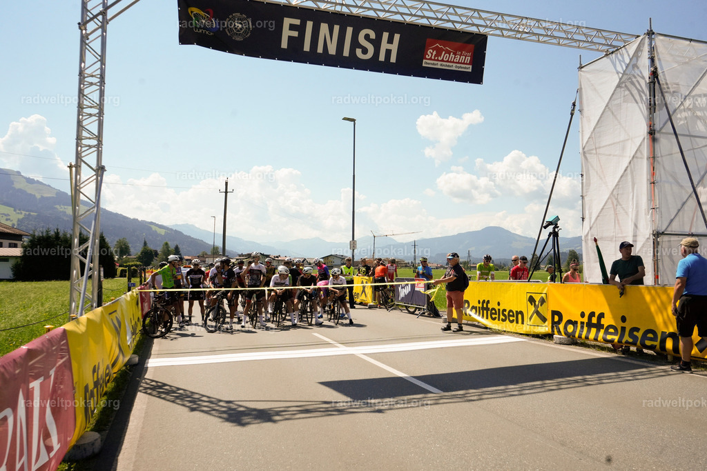 77_20230817_Bewerb_Maenner_Muehlanger | AUT - OESTERREICH, 2023-08-16: SPORT RENNRAD-FAHREN - 55. INTERNATIONALER RADWELTPOKAL IN ST. JOHANN IN TIROL  - Vintage-Radrennen mit WM-Bronze-Medaillen-Siegerin Christina Schweinberger, den Teilnehmer und Alexander Baumann (vom Orginastions-Team) - TAG 2 BEWERB MAENNER IN SECHS GRUPPEN  ; Foto: Roland Muehlanger