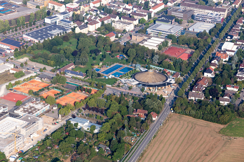 Luftbild: Therme und Schwimmbecken am Freibad der Freizeiteinrichtung bellamar in Schwetzingen im Bundesland Baden-Württemberg in Deutschland. Foto: IMG_117232.jpg vom 25.08.2019 durch Werner Riehm/FLY-FOTO.de