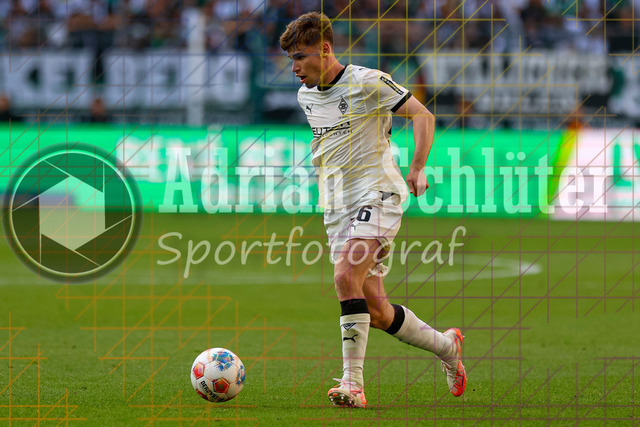 Borussia Mönchengladbach vs Hamburger SV - Bundesliga  | Mönchengladbach, Deutschland, 24.08.25:   Lucas Ullrich (Borussia Mönchengladbach) in Aktion am Ball, Einzelaktion waehrend des Spiels der Bundesliga zwischen Borussia Mönchengladbach vs Hamburger SV im Stadion im Borussia Park(Foto von Brauer-Fotoagentur / Adrian Schlueter)