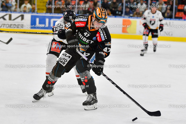 AUT, ICE, Black Wings Linz vs Pioneers Vorarlberg | 26.10.2022, Eishalle Linz, AUT, ICE Eishockey Liga, Black Wings Linz vs Pioneers Vorarlberg, im Bild Logan Roe (BWL) vs Tylor Sandhu (Pioneers Vbg.)


// ICE bet-at-home Hockey League Match between Black Wings Linz and Pioneers Vorarlberg in Linz, Austria on 2022/10/26