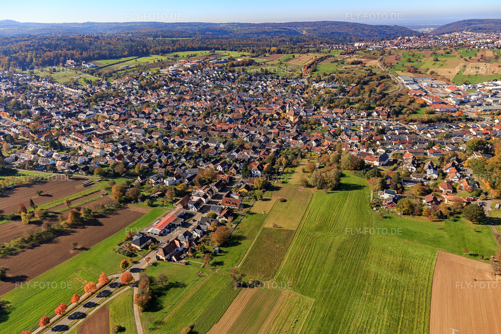 Luftbild: Ortsansicht aus Osten im Ortsteil Langensteinbach in Karlsbad im Bundesland Baden-Württemberg in Deutschland. Foto: IMG_129962.jpg vom 24.10.2021 durch Werner Riehm/FLY-FOTO.de