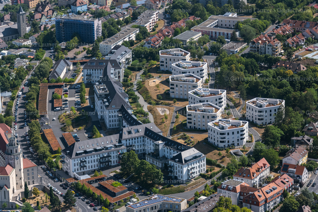 4062730 | WüRZBURG 22.07.2022 Wohngebiet der Mehrfamilienhaussiedlung " Wohnquartier Mönchberg " an der Salvatorstraße im Ortsteil Frauenland in Würzburg im Bundesland Bayern, Deutschland. Weiterführende Informationen bei: BPD Immobilienentwicklung GmbH,  Lex Kerfers Landschaftsarchitekten GbR,  Riedel Bau AG Holding,  maiberg Wohnbau GmbH. // Residential area of the multi-family house settlement " Wohnquartier Moenchberg " on Salvatorstrasse in the district Frauenland in Wuerzburg in the state Bavaria, Germany. Further information at: BPD Immobilienentwicklung GmbH,  Lex Kerfers Landschaftsarchitekten GbR,  Riedel Bau AG Holding,  maiberg Wohnbau GmbH. Foto: Gerhard Launer