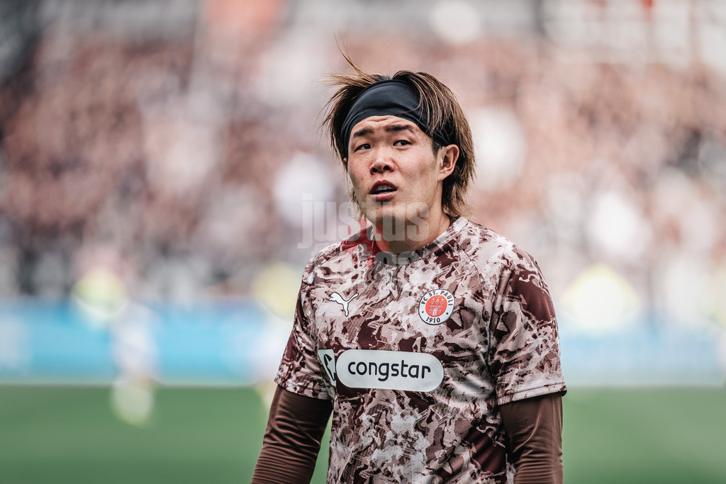 Fußball | Männer | Saison 2025/2026  | Fußball-Bundesliga | 25. Spieltag | FC St. Pauli vs. Eintracht Frankfurt | 08.03.2026 | Tomoya Ando (#15, FC St. Pauli) beim Aufwärmen