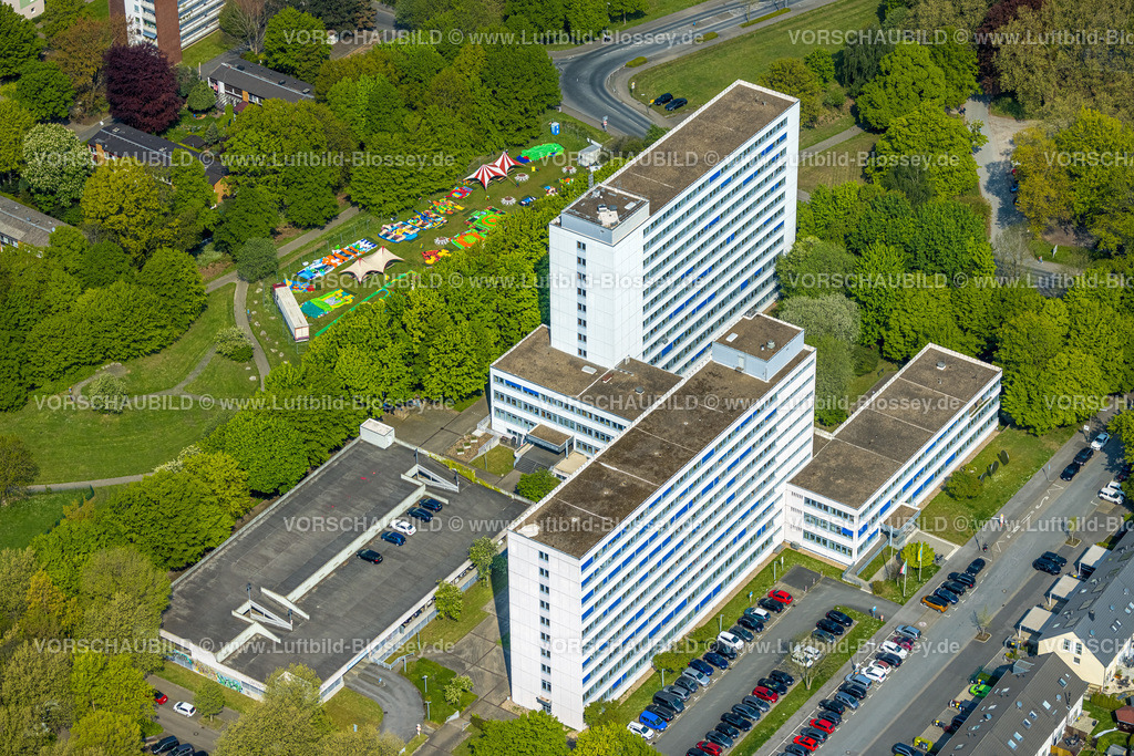 Dortmund220500450 | Luftbild, Festplatz und Hüpfburgen auf der Rasenfläche über dem Tunnel Wambel am Finanzamt Dortmund-Ost, Wambel, Dortmund, Ruhrgebiet, Nordrhein-Westfalen, Deutschland