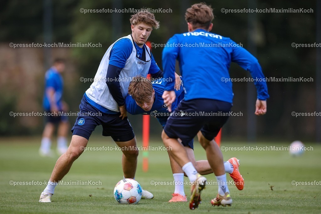 KSC02092502134 | 02.09.2025, Fußball, Training Karlsruher SC, 2. Fußball Bundesliga, Trainingsplatz am BBBank Wildpark Stadion Karlsruhe, Saison 2025 2026: Mateo Kritzer (KSC #34) im Zweikampf gegen  xk43 